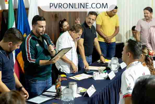 Reconocen en Cabildo a atletas vallartenses